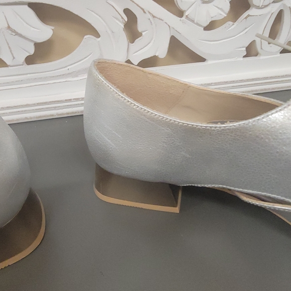 Elegant Silver Women's Flats - Picture 6 of 8